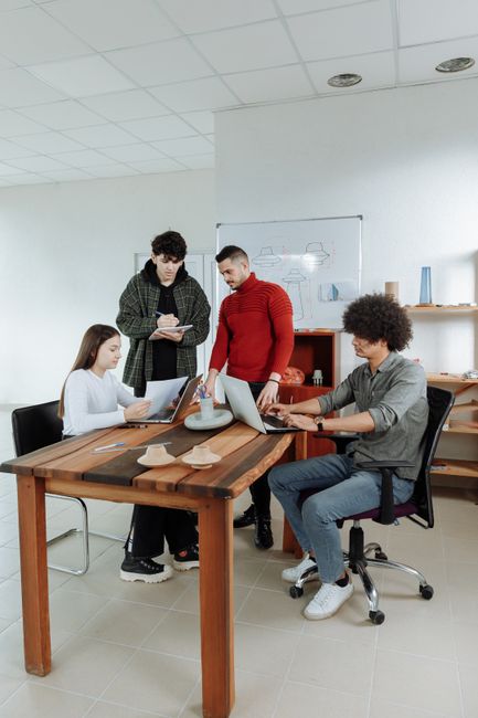 Sala de reuniões corporativa com documentos e laptop sobre mesa de madeira